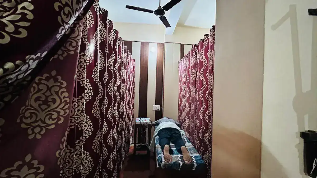 Patient undergoing treatment at Shamli Physiotherapy Osteo Chiro Clinic